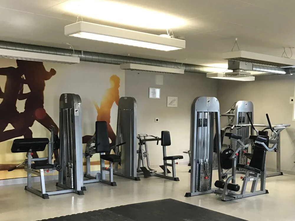 Gym med träningsutrustning på Röingegården